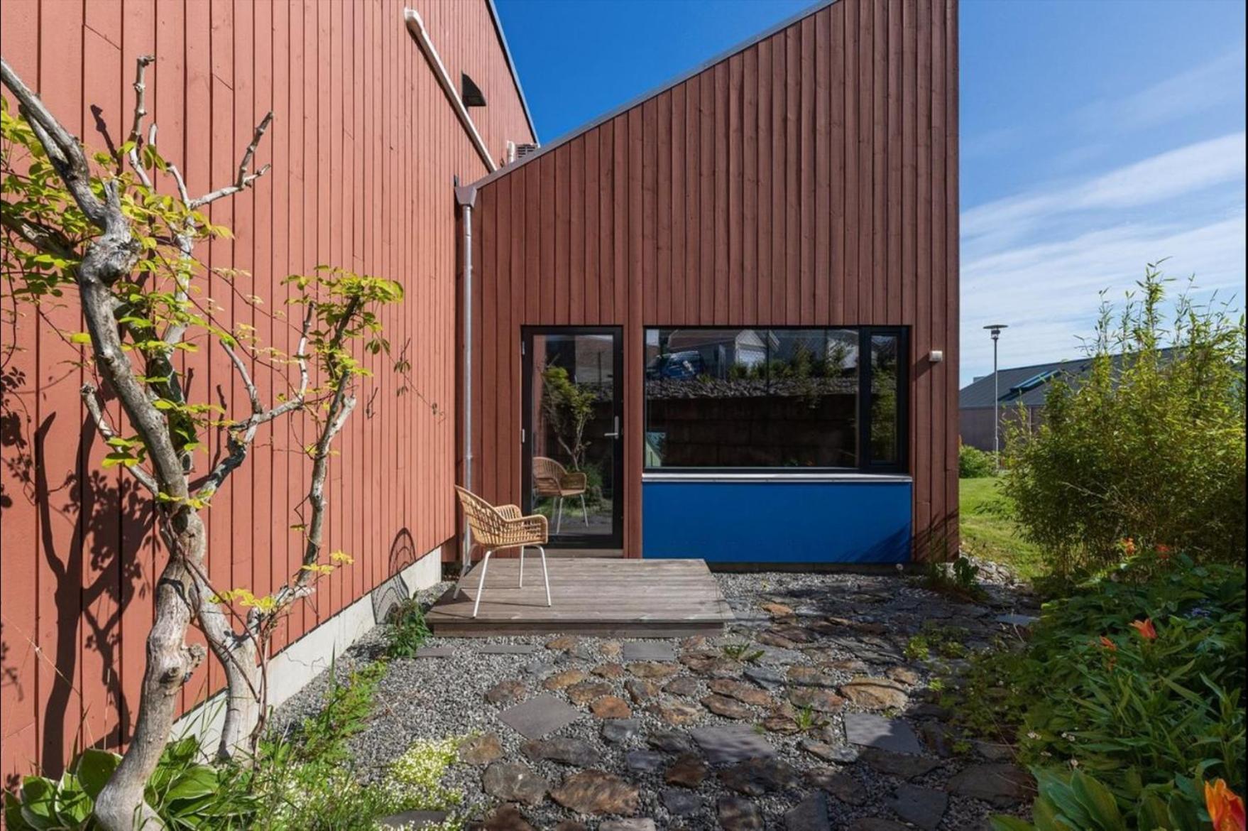 Terraced House With Carport And Sunny Outdoor Areas *