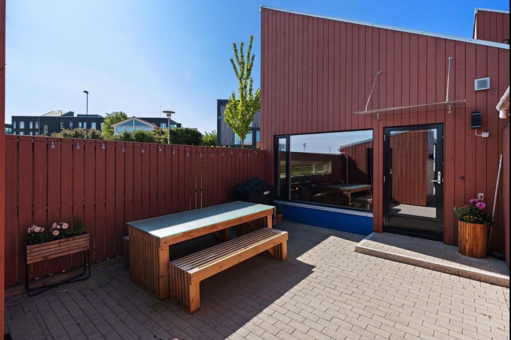 Terraced House With Carport And Sunny Outdoor Areas Leilighet *
